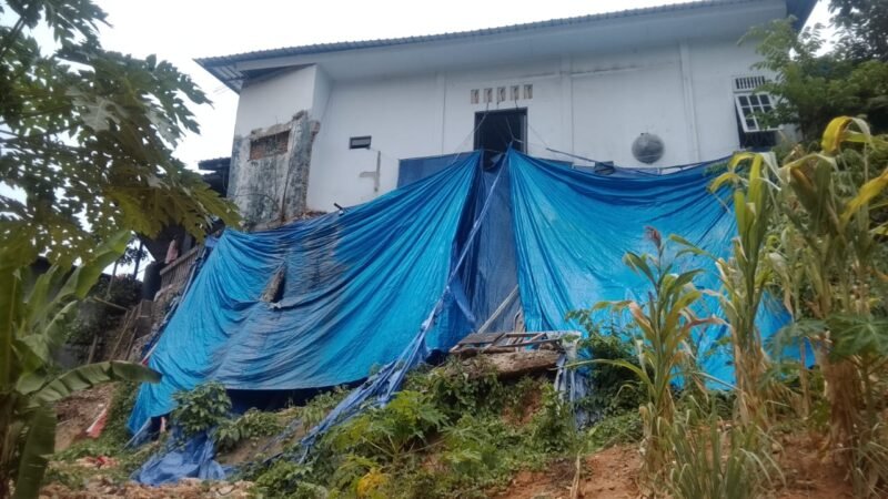 Warga Masih Andalkan Terpal, Longsor di Hative Kecil Belum Tertangani